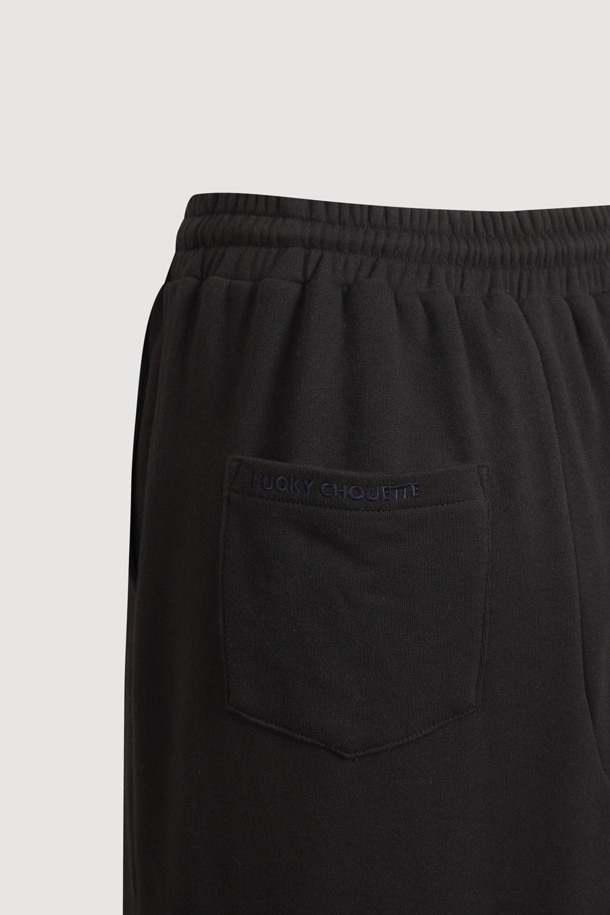 슬릿 포인트 밴딩 스커트입니다. 여성용으로, 봄, 여름, 가을에 착용하기 좋은 블랙 컬러의 스웻 스커트입니다. 캐주얼 스타일의 H라인 롱 기장으로, 허리 밴딩과 스트링으로 편안한 착용감을 선사합니다. 앞뒤 슬릿 디테일과 언발란스 포켓, 자수 포인트가 특징이며, 부드러운 면 소재로 제작되었습니다. 동네 마실룩이나 산책룩에 미니멀하게 연출하기 좋습니다.
