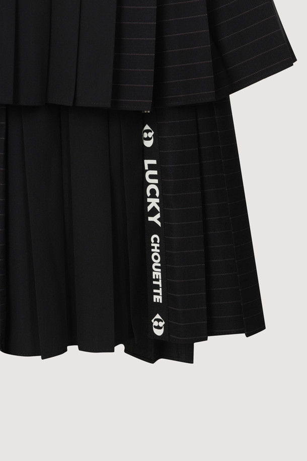 플리츠 레이어드 롱 스커트는 여성스러운 무드를 연출하는 블랙 컬러의 스커트입니다. 페미닌하고 모던한 스타일을 추구하며, 사계절 내내 활용할 수 있습니다. 허리 전체 밴딩으로 편안한 착용감을 선사하며, 사이드 지퍼와 밑트임 디테일로 활동성을 더했습니다. 롱 기장과 로고 테이프 디테일이 특징이며, 데이트룩과 오피스룩 모두에 잘 어울립니다. 미니멀하고 클래식한 스타일을 즐기는 분들께 추천합니다.
