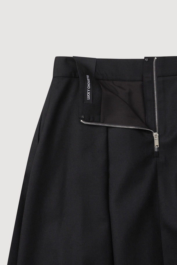 **울 롱 스커트**는 가을과 겨울에 어울리는 여성용 롱스커트입니다. 부드러운 울 소재로 제작되었으며, 클래식하고 베이직한 스타일을 연출합니다. A라인 핏과 플리츠 디자인이 특징이며, 허리 턱 디테일과 지퍼 여밈, 양옆 포켓으로 실용성을 더했습니다. 블랙 컬러의 무지 디자인으로 오피스룩, 겨울 데일리룩, 모임룩 등 다양한 TPO에 활용 가능하며, 미니멀하고 시크한 스타일을 완성합니다.
