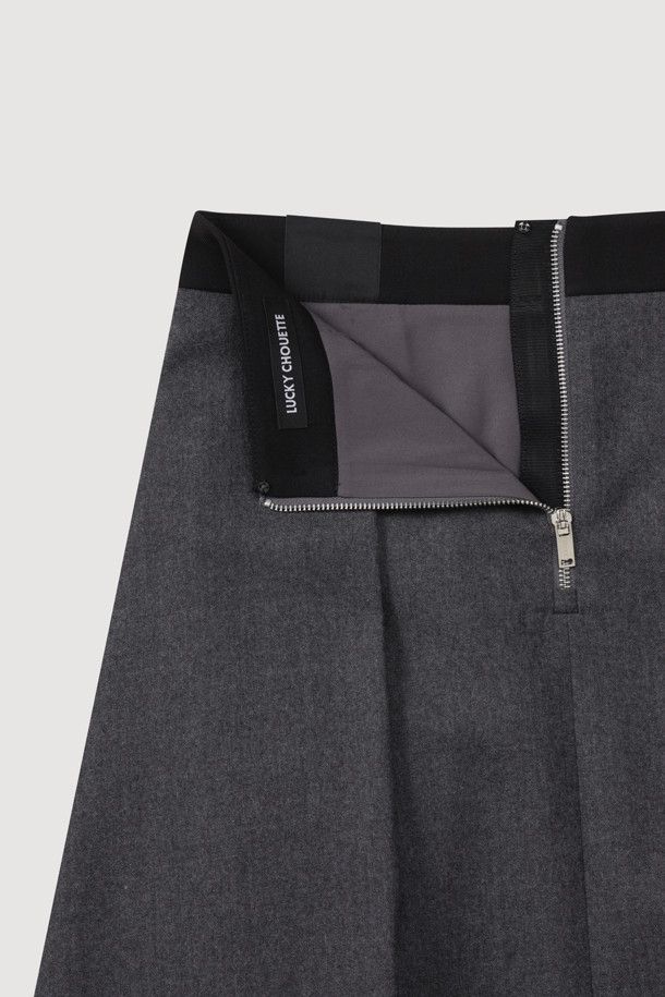 세련된 스타일을 완성하는 울 롱 스커트입니다. 부드러운 촉감의 울 소재로 제작되어 가을, 겨울 시즌 따뜻하게 착용할 수 있습니다. 클래식하고 베이직한 디자인에 A라인 핏으로, 허리 턱 디테일이 더해져 고급스러운 실루엣을 연출합니다. 무지 디자인에 플리츠 치마 타입으로, 오피스룩, 겨울 데일리룩, 모임룩 등 다양한 TPO에 활용 가능합니다. 안감과 양 옆 포켓, 지퍼 여밈으로 실용성까지 갖춘 레귤러핏 스커트입니다.
