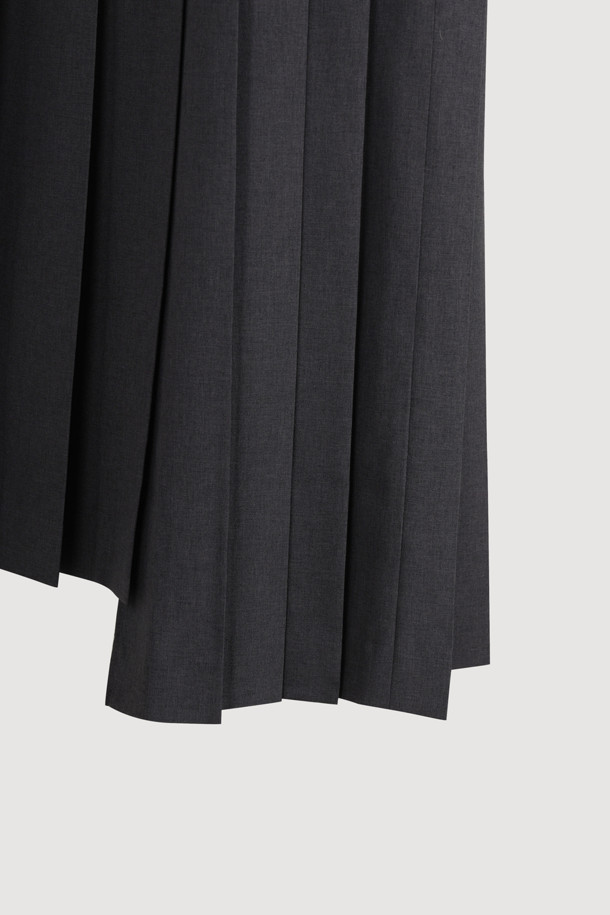 벨티드 포인트 플리츠 롱 스커트는 포멀, 스타일리시한 무드를 연출하는 여성용 스커트입니다. 허리 벨트 디테일과 사이드 콘솔 지퍼, 사이드 트임으로 세련된 포인트를 더했습니다. 무지 디자인에 롱스커트 타입으로, 오피스룩, 모임룩, 데이트룩 등 다양한 TPO에 활용 가능합니다. 클래식, 미니멀, 시크한 스타일을 즐기는 분들께 추천하며, 로고 테이프가 은은하게 포인트를 더합니다. 사계절 내내 즐길 수 있는 활용도 높은 아이템입니다.
