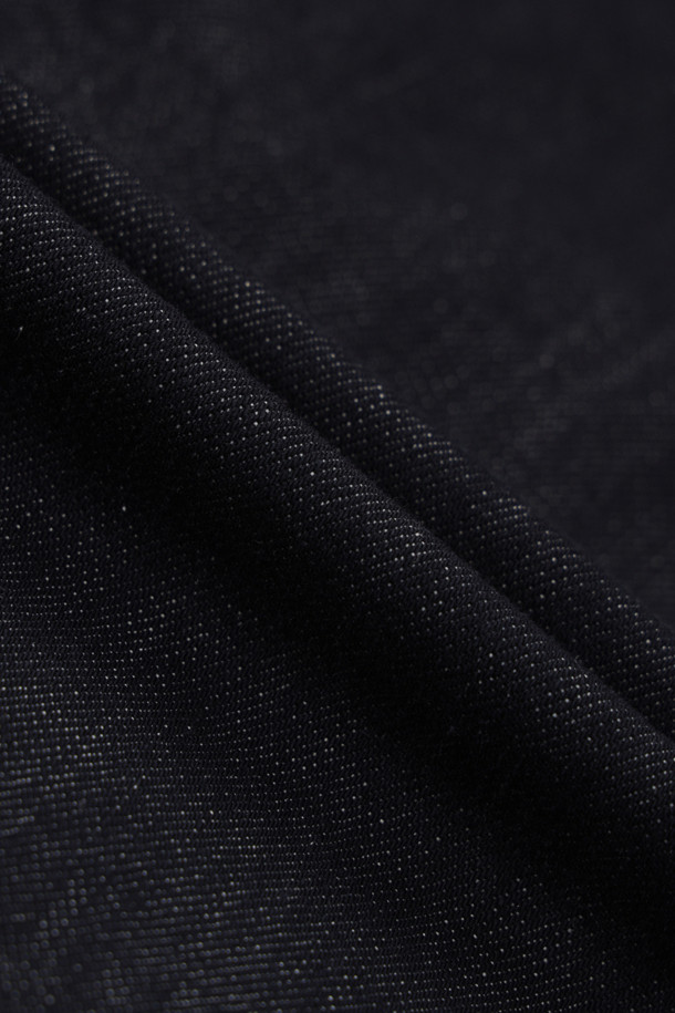 블랙 색상의 하이웨이스트 버뮤다 데님 팬츠입니다. 데일리룩, 쇼핑, 카페룩 등 다양한 TPO에 활용하기 좋으며, 캐주얼, 미니멀, 클래식 스타일을 연출할 수 있습니다. 부드러운 촉감의 데님 소재로 제작되었으며, 와이드핏과 버뮤다 기장으로 편안함과 스타일리시함을 동시에 잡았습니다. 지퍼 및 버튼 여밈 방식에 사이드 포켓, 힙 포켓, 스티치 디테일이 더해져 실용성과 디자인을 모두 갖춘 아이템입니다.
