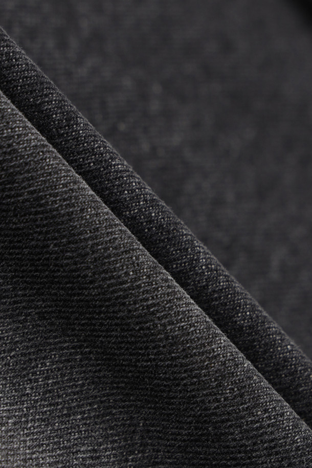 세련된 데일리룩을 완성해 줄 하이웨이스트 버뮤다 데님 팬츠입니다. 부드러운 촉감의 데님 소재로 제작되어 편안한 착용감을 선사하며, 와이드핏 디자인으로 다리 라인을 더욱 슬림하게 연출해 줍니다. 5부 기장감과 무지 디자인이 베이직하면서도 캐주얼한 스타일을 연출하며, 쇼핑이나 동네 마실룩에 제격입니다. 하이웨이스트, 지퍼/버튼 여밈, 사이드 포켓, 힙 포켓 및 스티치 디테일로 실용성과 디자인을 모두 갖췄습니다. 그레이 컬러로 어떤 상의와도 쉽게 매치하여 미니멀하고 클래식한 스타일을 완성할 수 있습니다.
