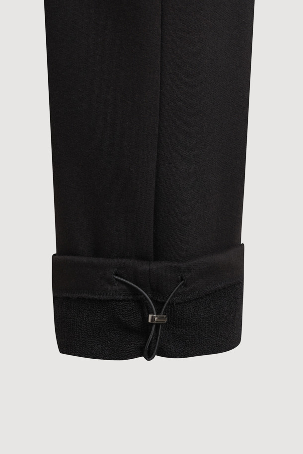 아웃 포켓 스트링 스웻 팬츠는 캐주얼, 미니멀, 시티보이 스타일을 모두 아우르는 공용 긴 바지입니다. 면 소재로 제작되어 부드러운 촉감을 선사하며, 봄, 가을에 착용하기 좋습니다. 블랙 컬러의 무지 디자인에 와이드핏으로 편안함을 더했고, 아웃포켓 디테일이 실용성을 높였습니다. 허리 스트링과 밑단 스트링 조절 기능으로 다양한 핏을 연출할 수 있으며, 로고 자수 디테일로 포인트를 더했습니다. 동네 마실, 집콕, 산책 등 편안한 활동에 적합한 아이템입니다.
