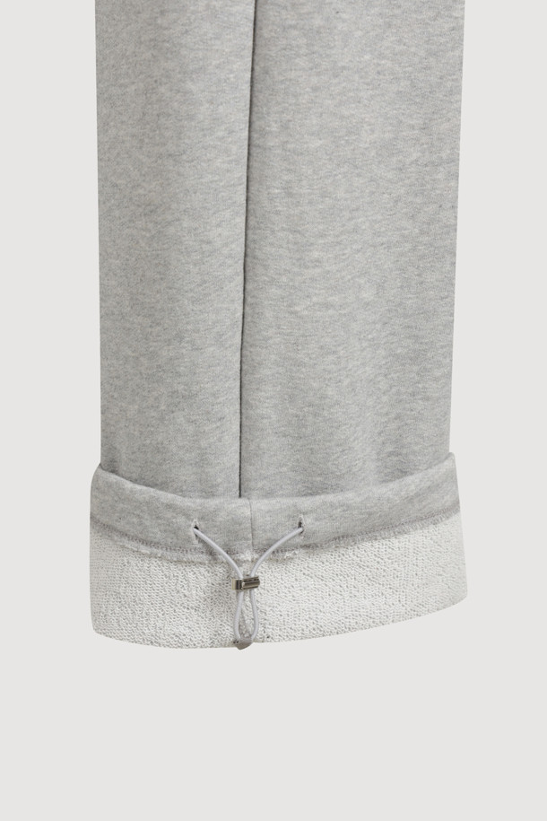 아웃 포켓 스트링 스웻 팬츠는 캐주얼, 스포티, 미니멀 스타일을 즐기는 분들을 위한 아이템입니다. 부드러운 면 소재로 제작되어 편안한 착용감을 선사하며, 와이드핏으로 트렌디한 실루엣을 연출합니다. 그레이 컬러의 무지 디자인으로 어떤 상의와도 쉽게 매치할 수 있습니다. 넉넉한 두께감으로 봄, 가을, 겨울철에 활용하기 좋으며, 아웃포켓 디자인과 허리 스트링, 밑단 스트링으로 실용성을 더했습니다. 밴딩 처리된 허리, 로고 자수 디테일로 편안함과 스타일을 모두 갖춘 데일리 팬츠입니다.
