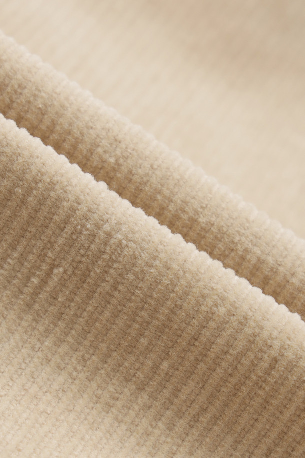 따뜻하고 포근한 코듀로이 소재의 밴딩 스트링 팬츠입니다. 넉넉한 와이드핏으로 편안함과 스타일을 동시에 잡았으며, 베이지 컬러의 무지 디자인으로 어떤 상의와도 자연스럽게 어울립니다. 가을, 겨울 시즌 데일리룩, 산책룩, 동네 마실룩에 활용하기 좋으며, 캐주얼, 미니멀, 클래식 스타일을 연출할 수 있습니다. 허리 밴딩과 스트링 디테일로 편안한 착용감을 선사하며, 사이드 포켓과 힙 포켓으로 실용성을 더했습니다. 사이드 배색 라인과 자수 디테일이 밋밋함을 덜어줍니다.
