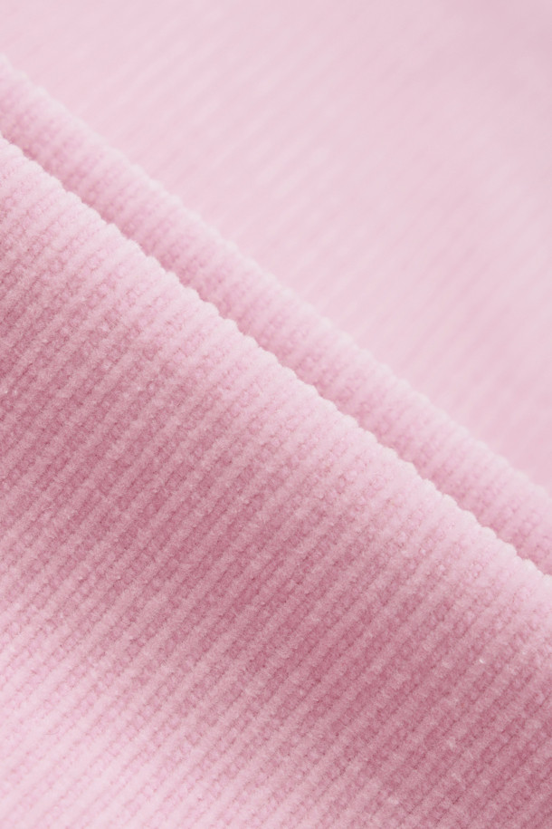 코듀로이 밴드 스트링 팬츠는 가을, 겨울 시즌에 어울리는 캐주얼 와이드핏 팬츠입니다. 부드러운 코듀로이 소재로 제작되어 편안한 착용감을 선사하며, 핑크 컬러가 돋보입니다. 허리 밴딩과 스트링 디테일로 편안함을 더했으며, 사이드 포켓과 힙 포켓, 사이드 배색 라인, 자수 디테일로 포인트를 주었습니다. 동네 마실룩, 산책룩, 겨울 데일리룩 등 다양한 TPO에 활용하기 좋으며, 캐주얼, 미니멀, 클래식 스타일을 연출할 수 있습니다. 와이드핏으로 편안하면서도 스타일리시한 핏을 자랑합니다.
