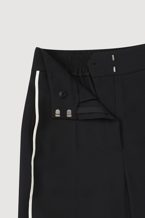 세련된 무드의 사이드 더블 라인 팬츠입니다. 블랙 컬러의 무지 디자인으로, 캐주얼, 스포티, 미니멀 스타일을 연출하기 좋습니다. 허리 뒷면 밴딩 처리와 얇고 부드러운 촉감으로 편안한 착용감을 선사합니다. 와이드핏 긴바지로, 사이드 배색 라인과 히든 버튼, 지퍼와 더블 스냅 여밈 디테일이 돋보입니다. 일상, 여행, 산책 등 다양한 TPO에 활용하여 스타일리시함을 더해보세요.
