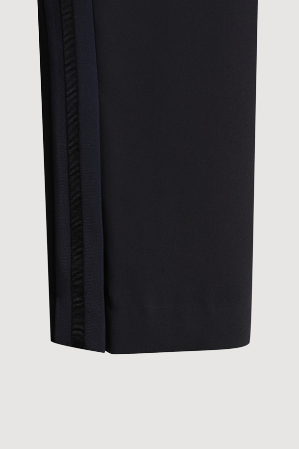 블랙 색상의 사이드 라인 포인트 팬츠입니다. 얇은 두께감으로 여름철에도 시원하게 착용 가능하며, 와이드핏과 부드러운 촉감이 편안한 착용감을 선사합니다. 캐주얼, 미니멀, 스트리트 스타일을 모두 소화할 수 있으며, 동네 마실룩이나 여행룩에 적합합니다. 허리 스트링과 좌측 사이드 포켓, 로고 패치 디테일이 특징입니다. 밴딩 처리된 긴 기장의 와이드핏 바지입니다.
