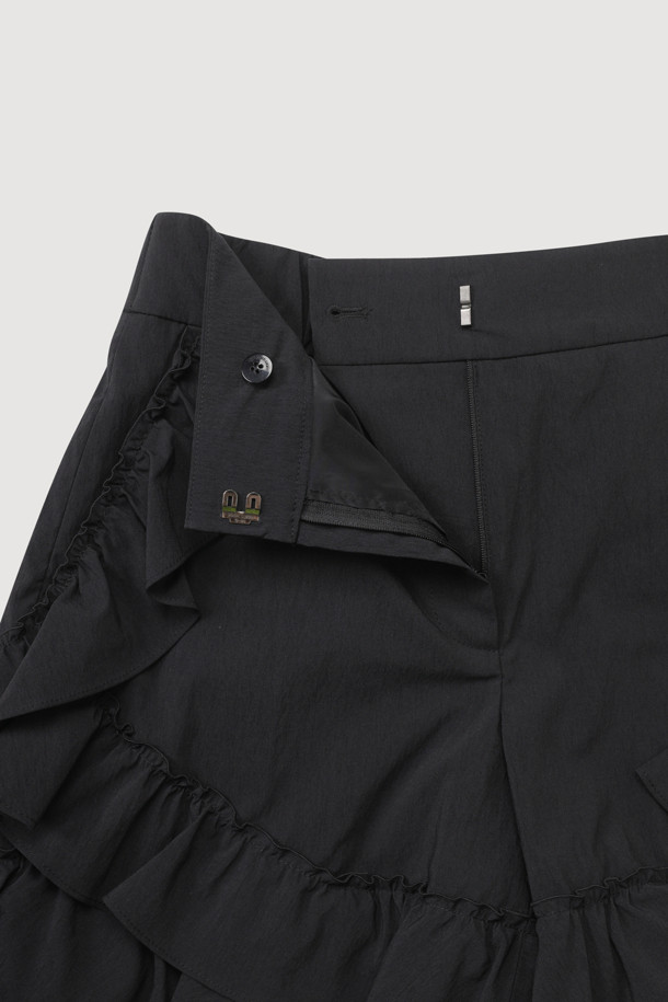 백 밴딩 프릴 쇼츠는 페미닌한 무드의 여성용 프릴 쇼츠입니다. 면 혼방 소재로 제작되어 탄탄한 촉감을 선사하며, 숏 기장과 와이드 핏으로 편안하게 착용할 수 있습니다. 뒷밴딩 처리로 허리 라인을 잡아주며, 프릴 디테일이 여성스러움을 더합니다. 블랙 컬러의 무지 디자인으로 미니멀하고 클래식한 스타일을 연출하며, 데이트룩, 카페룩, 휴가룩 등 다양한 TPO에 활용하기 좋습니다. 버튼과 후크 클로징, 센터 지퍼, 사이드 슬릿 포켓, 힙 페이크 포켓 등의 디테일로 실용성을 더했습니다.
