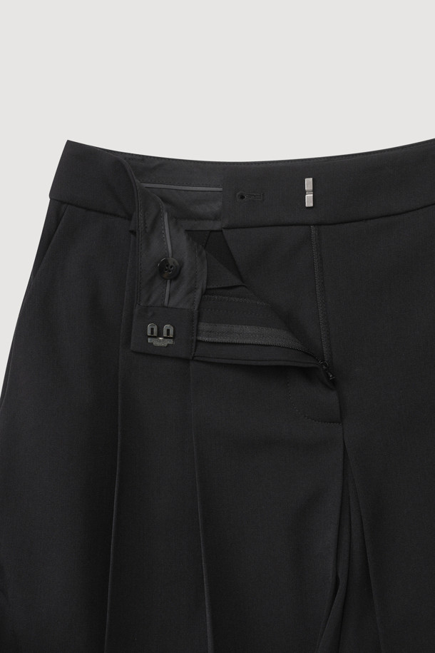 투 턱 플리츠 쇼츠는 클래식한 무드를 연출하는 여성용 쇼츠입니다. 블랙 컬러의 무지 디자인으로, 일상에서 다양한 스타일을 소화할 수 있습니다. 봄, 여름 시즌에 적합하며, 센터 지퍼와 버튼, 2후크 클로징으로 깔끔하게 마무리됩니다. 슬릿 포켓과 힙 플랩 로고 자수 디테일이 돋보이며, 데이트룩, 쇼핑룩, 카페룩 등 다양한 TPO에 활용하기 좋습니다. 미니멀, 시크 스타일을 선호하는 분들께 추천합니다.
