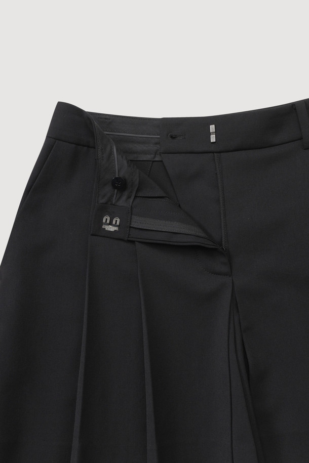 투 턱 플리츠 쇼츠는 클래식한 무드를 자아내는 여성용 반바지입니다. 블랙 컬러의 무지 디자인으로, 데이트룩, 쇼핑룩, 카페룩 등 다양한 TPO에 활용하기 좋습니다. 센터 지퍼와 버튼, 2개의 후크 클로징으로 깔끔하게 마무리되었으며, 슬릿 포켓과 힙 플랩 로고 자수 디테일이 특징입니다. 플리츠 디테일이 더해져 미니멀하고 시크한 스타일을 연출합니다.
