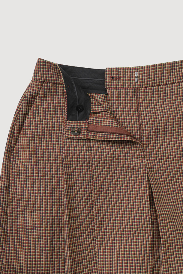 투 턱 플리츠 쇼츠는 여성스러운 실루엣을 연출하는 클래식 스타일의 반바지입니다. 브라운 및 체크 패턴으로 제공되어 다양한 상의와 매치하기 용이하며, 봄, 여름 시즌에 적합합니다. 허리 부분은 밴딩 없이, 센터 지퍼와 버튼 및 후크 잠금 방식으로 깔끔하게 마감되었습니다. 슬릿 포켓과 힙 플랩 로고 자수 디테일이 돋보이며, 데이트룩, 카페룩, 모임룩 등 다양한 TPO에 활용할 수 있습니다. 미니멀하면서도 캐주얼한 무드를 동시에 즐길 수 있는 아이템입니다.
