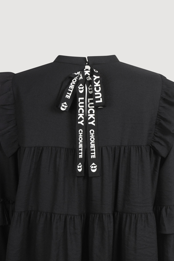 프릴 티어드 블라우스는 우아한 무드를 연출하는 여성 의류입니다. 봄, 가을에 어울리는 긴소매 블라우스로, 블랙 색상의 무지 디자인이 특징입니다. 하이넥 라인과 레귤러핏으로 제작되었으며, 부드러운 폴리에스테르 소재를 사용하여 편안한 착용감을 선사합니다. 데이트룩, 모임룩, 오피스룩 등 다양한 TPO에 활용 가능하며, 클래식, 미니멀, 시크 스타일을 즐기는 분들께 추천합니다. 얇은 두께감과 프릴, 티어드 디테일이 돋보이는 블라우스입니다.
