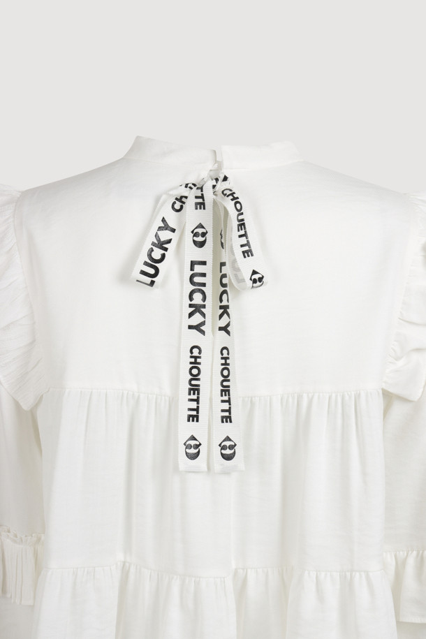 프릴 티어드 블라우스는 여성스러운 매력을 강조하는 블라우스입니다. 라운드넥 디자인에 얇고 부드러운 촉감으로 편안하게 착용 가능하며, 봄, 여름 시즌에 어울립니다. 화이트 컬러의 무지 디자인으로 다양한 스타일 연출이 용이하며, 티어드와 프릴 디테일이 더해져 우아하고 페미닌한 분위기를 자아냅니다. 긴 소매 기장과 뒷면 버튼 여밈, 소맷단 버튼, 볼륨감 있는 실루엣이 특징입니다. 데이트룩, 카페룩, 모임룩 등 다양한 TPO에 클래식, 미니멀, 로맨틱 스타일로 연출해보세요.
