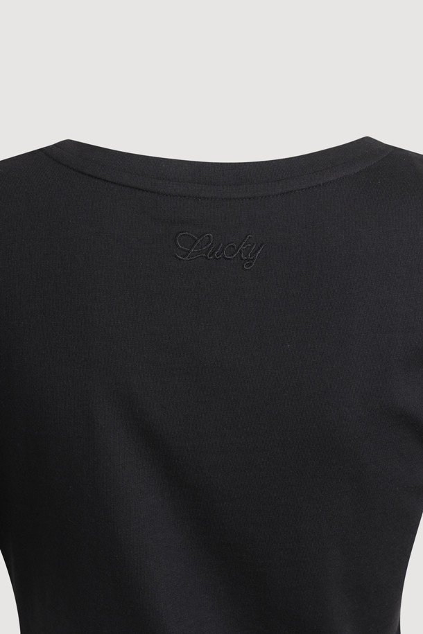 넥 리본 스트링 티셔츠는 여성 의류로, 봄, 여름에 착용하기 좋은 무지 티셔츠입니다. 블랙 컬러의 면 소재로 제작되었으며, 얇은 두께감과 부드러운 촉감이 특징입니다. 넥 라인에는 리본 스트링 디테일이, 뒷면에는 레터링 자수, 밑단에는 사선 디자인이 더해져 베이직하면서도 미니멀, 캐주얼, 클래식 스타일을 연출하기 좋습니다. 레귤러핏에 반소매 기장으로 편안하게 착용할 수 있습니다.
