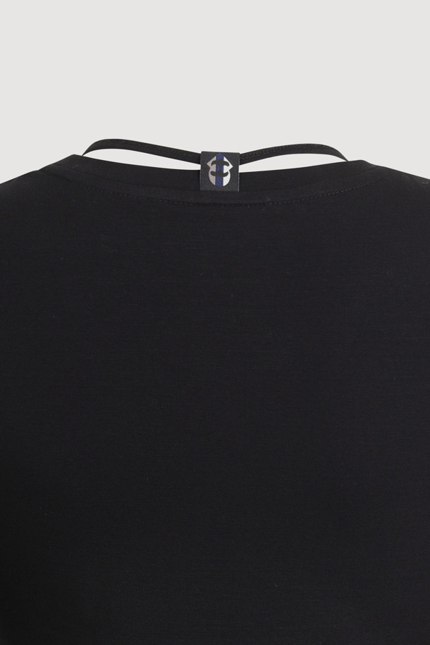 넥 스트랩 포인트 티셔츠는 면 소재로 제작되어 부드러운 촉감이 특징이며, 봄, 여름 시즌에 착용하기 좋습니다. 라운드넥에 슬림핏으로 디자인되어 미니멀, 캐주얼, 클래식 스타일을 선호하는 분들께 추천합니다. 탈착 가능한 넥 스트랩이 있어 다양한 연출이 가능하며, 소매 로고 라벨이 포인트입니다. 데이트룩, 카페룩 등 일상에서의 스타일링에 활용하기 좋은 베이직한 무드의 티셔츠입니다. 블랙 컬러의 무지 디자인으로 어떤 옷에도 쉽게 매치할 수 있습니다.
