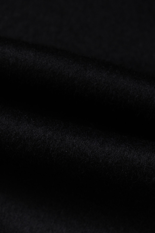 **레더 슬리브 포인트 점퍼 (블랙)**

가을, 겨울 시즌에 착용하기 좋은 레더 슬리브 포인트 점퍼입니다. 울 소재와 가죽 소매 배색이 돋보이며, 부드러운 촉감과 두꺼운 두께감으로 따뜻하게 입을 수 있습니다. 캐주얼, 미니멀, 클래식 스타일을 즐기는 분들께 추천하며, 데일리룩, 모임룩, 데이트룩 등 다양한 TPO에 활용하기 좋습니다. 크롭 기장과 레귤러핏으로 디자인되었으며, 풀 스냅 버튼과 양옆 포켓, 끝단 리브 마감으로 편안함과 활동성을 더했습니다. 무지 디자인으로 어떤 스타일에도 쉽게 매치할 수 있습니다.
