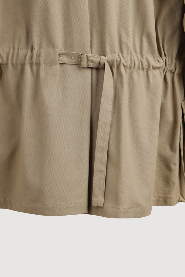 가죽 칼라 스트링 점퍼는 베이지, 블랙 두 가지 색상으로 제공되는 여성용 아우터입니다. 가죽 소재로 제작되어 클래식하고 베이직한 스타일을 연출하며, 봄, 가을에 착용하기 좋습니다. 레귤러 핏의 레귤러 기장으로, 지퍼와 스냅 버튼으로 여밈이 가능하며, 허리 버클 스트랩과 다양한 포켓 디테일이 특징입니다. 데이트룩, 모임룩, 가을 나들이룩에 어울리는 미니멀하고 시크한 분위기를 더해줍니다.
