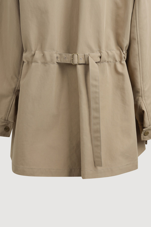 가죽 칼라 스트링 점퍼는 여성 의류로, 베이직하면서도 시크한 스타일을 연출합니다. 봄, 가을에 어울리는 이 점퍼는 레더 칼라와 버클 스트랩, 포켓 디테일로 포인트를 더했습니다. 베이지와 블랙 두 가지 색상으로 출시되었으며, 크롭 기장과 레귤러 핏으로 편안하게 착용할 수 있습니다. 지퍼와 스냅 여밈 방식의 반소매 디자인으로, 데이트룩, 모임룩, 쇼핑룩 등 다양한 TPO에 활용 가능합니다.
