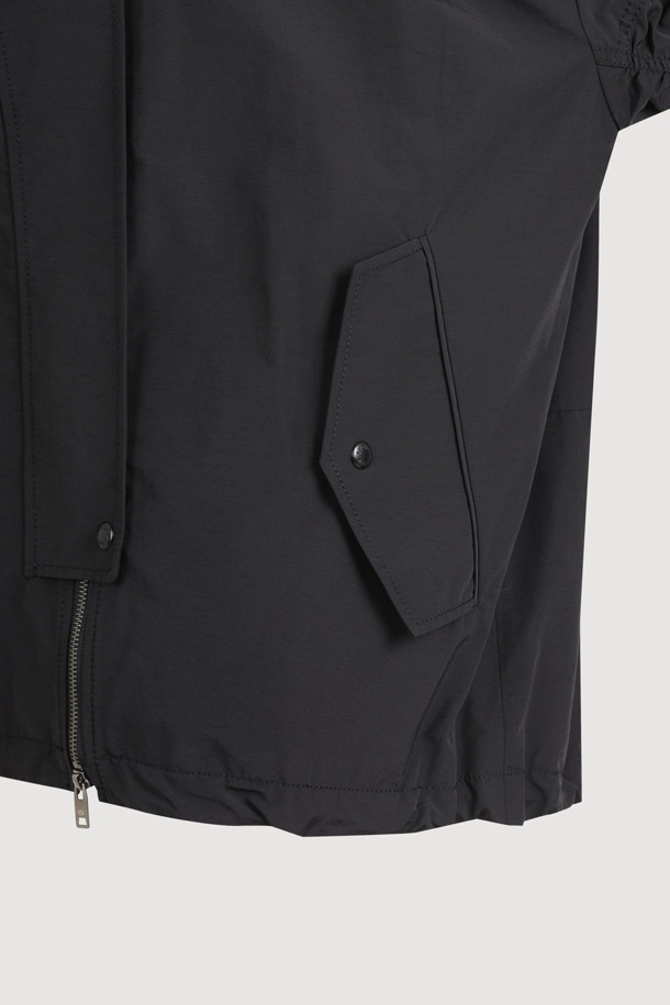 스터드 포인트 빅 자수 봄버 점퍼는 캐주얼, 스포티 스타일을 연출하기 좋은 아우터입니다. 블랙 컬러의 오버핏 점퍼로, 일상복으로 활용하기 좋습니다. 봄 시즌에 어울리는 긴소매 기장이며, 지퍼와 스냅으로 여밈이 가능합니다. 하이넥 디자인과 러플 디테일, 플랩 포켓, 소매 시보리, 밑단 스트링 등의 특징을 갖추고 있습니다. 자수 패턴이 돋보이며, 동네 마실룩, 봄 소풍룩, 여행룩 등 다양한 TPO에 매치하기 좋습니다.
