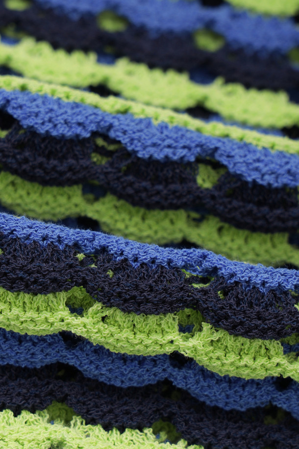 컬러 믹스 크로셰 풀오버는 네이비, 그린, 블루 컬러 배색의 여성용 니트/스웨터입니다. 봄, 여름 시즌에 어울리는 반소매 기장의 레귤러핏 상의로, 캐주얼한 스타일을 연출합니다. 부드러운 촉감의 니트 소재에 크로셰와 스트라이프 패턴이 돋보이며, 라운드넥 디자인과 리브 짜임 마감, 통기성이 특징입니다. 동네 마실룩이나 카페룩, 캐주얼, 미니멀, 클래식 스타일을 선호하는 분들께 추천합니다.
