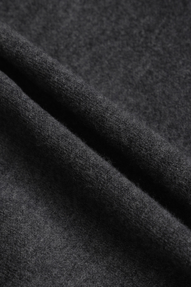 멜란지 그레이 컬러의 리버서블 도트 니트 가디건입니다. 울 소재로 제작되어 부드러운 촉감과 따뜻함을 선사하며, 가을, 겨울 시즌 데일리룩에 활용하기 좋습니다. 브이넥 디자인과 레귤러핏으로 클래식하고 캐주얼한 스타일을 연출하며, 안감에는 도트 패턴이 적용되어 있습니다. 2WAY 스타일링이 가능하여 다양한 분위기로 연출할 수 있으며, 양옆 포켓과 버튼 여밈 디테일로 실용성을 더했습니다. 겨울 동네 마실룩이나 카페룩으로 편안하게 착용해보세요.
