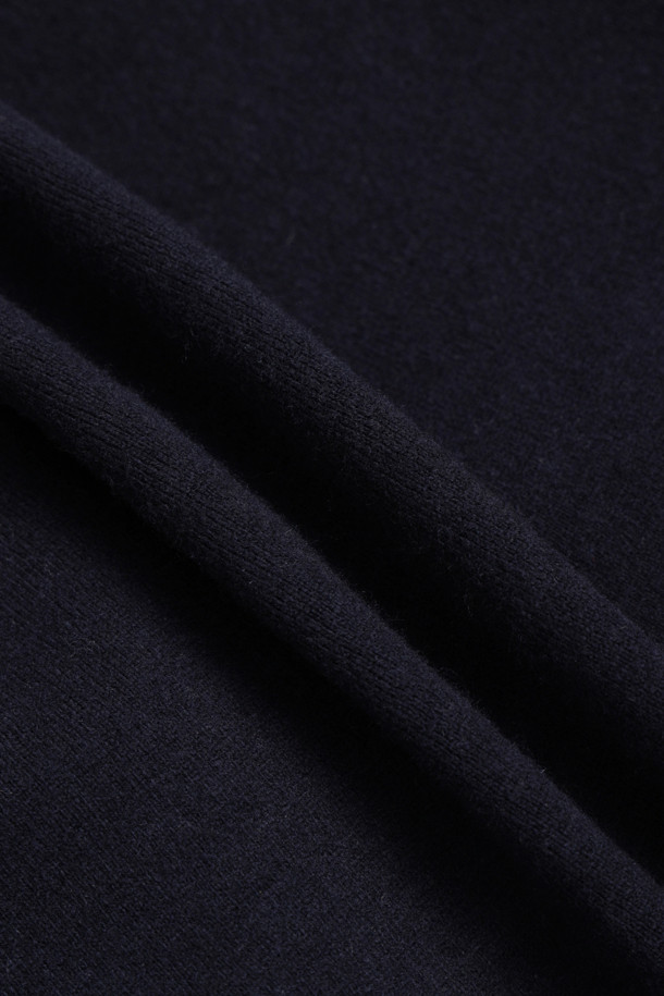 네이비 컬러의 리버서블 도트 니트 가디건입니다. 울 소재로 제작되어 부드러운 촉감을 선사하며, 봄, 가을, 겨울 세 계절 모두 활용 가능합니다. 레귤러 핏과 라운드넥 디자인으로 캐주얼하고 베이직한 스타일을 연출할 수 있습니다. 도트 무늬와 무지 디자인을 한 면씩 사용하여 2WAY 스타일링이 가능하며, 양옆 포켓으로 실용성을 더했습니다. 두꺼운 두께감으로 겨울철 데일리룩에 따뜻함을 더해줄 아이템입니다.
