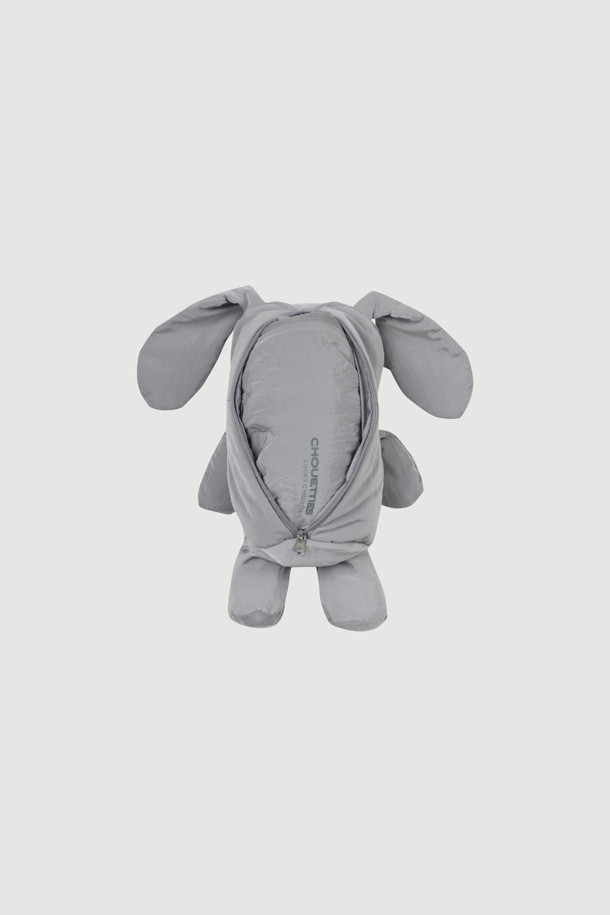 Chouetties by LUCKY CHOUETTE(슈에티 by 럭키슈에뜨)의 Chourong Pouch Key Ring(슈롱 파우치 키링) (silver)입니다. 가볍고 넉넉한 수납력을 자랑하는 파우치형 키링으로, 캐주얼한 스타일을 연출하기 좋습니다. 나일론 소재로 제작되었으며, 슈롱이 캐릭터 디자인이 귀엽게 돋보입니다. 동네 마실룩, 쇼핑룩, 여행룩 등 다양한 TPO에 활용할 수 있으며, 캐주얼, 미니멀, 걸리시한 스타일을 즐기는 분들께 추천합니다. 프릴 점퍼와 함께 코디하여 더욱 사랑스러운 룩을 완성해보세요.
