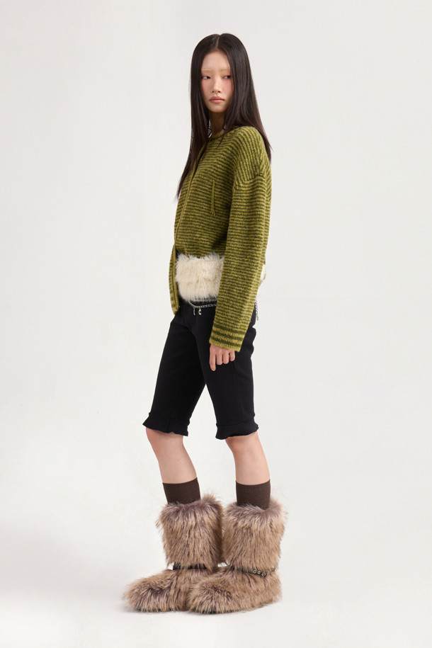 LUCKY CHOUETTE (럭키슈에뜨)의 Chouetties Fake Fur Belt (아이보리)는 부드러운 촉감의 페이크 퍼 소재로 제작된 여성용 벨트입니다. 가을, 겨울 시즌에 어울리며, 캐주얼, 미니멀, 클래식 스타일을 모두 아우르는 디자인입니다. 끈으로 여미는 방식이며, 개발 달 금속 장식이 포인트로 더해져 세련된 느낌을 줍니다. 가벼운 착용감으로 데이트룩, 모임룩 등 다양한 룩에 레이어드하여 연출할 수 있습니다.
