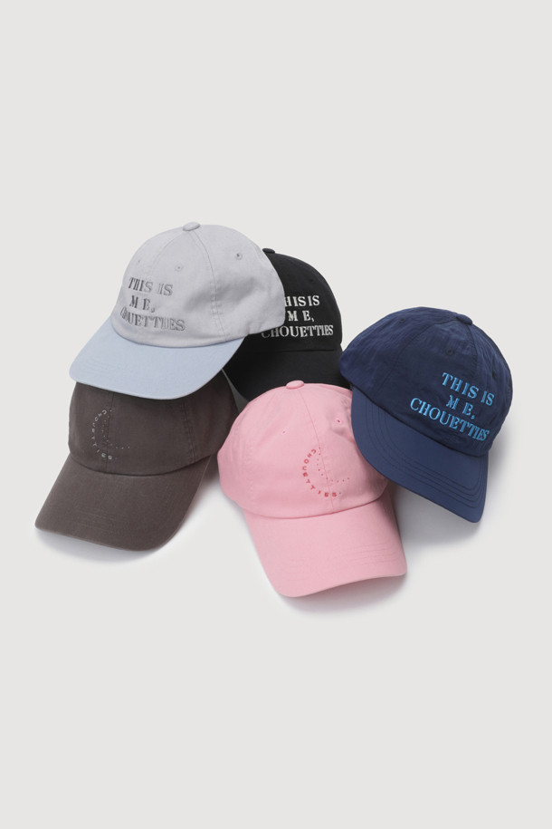 LUCKY CHOUETTE의 Chouetties 자수 포인트 볼캡입니다. 블랙 컬러의 코튼 소재로 제작되어 봄, 여름, 가을 계절에 착용하기 좋습니다. "Chouetties" 레터링 자수와 버클 디자인, 후면 사이즈 조절 버클이 특징이며, 일상생활에서 유니크한 스타일을 연출할 수 있습니다.
