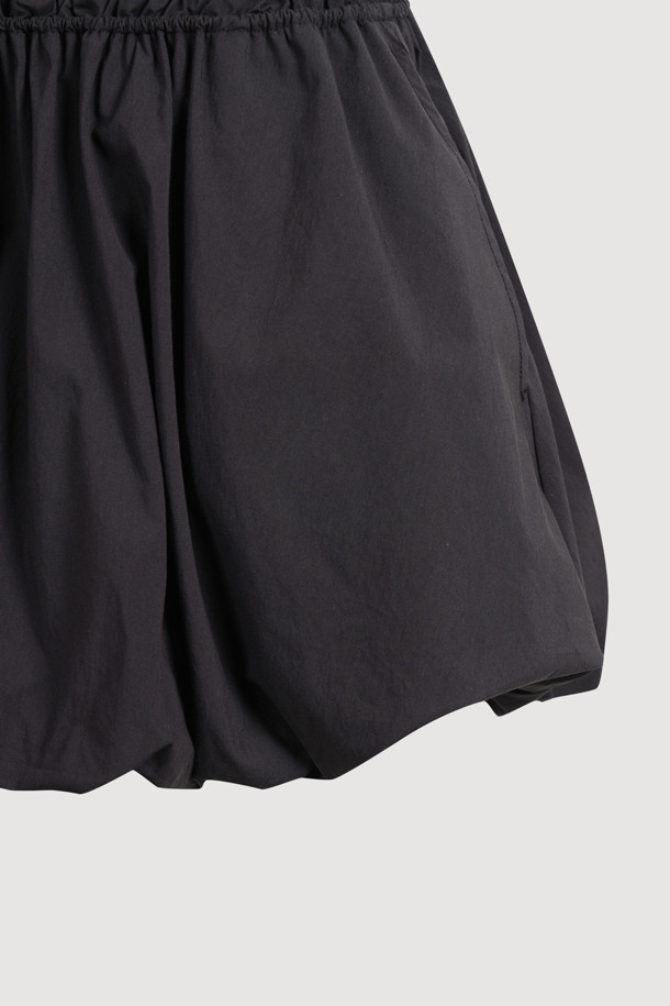 럭키슈에뜨의 헴 볼륨 민소매 원피스(블랙)는 여성용 캐주얼 원피스입니다. A라인 핏과 플레어 치마 타입으로, 허리 밴딩과 스커트 셔링 디테일이 특징이며 볼륨감 있는 실루엣을 연출합니다. 라운드넥 디자인에 민소매 기장으로, 여름철 데이트룩, 카페룩, 바캉스룩 등 다양한 TPO에 활용하기 좋습니다. 뒷면 라벨 장식, 무지 패턴으로 미니멀하고 로맨틱한 스타일을 완성하며, 레이어드 스타일링으로 개성 있는 연출이 가능합니다.
