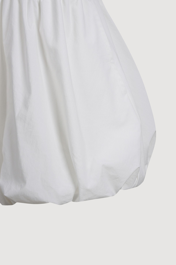 럭키슈에뜨 Chouetties (슈에티스) 헴 볼륨 슬리브리스 원피스 (화이트)는 우아한 스타일을 연출하는 여성 의류입니다. 봄, 여름 시즌에 어울리는 슬리브리스 디자인으로, A라인 치마핏과 허리 밴딩으로 편안하면서도 여성스러운 실루엣을 강조합니다. 풍성한 볼륨감의 스커트 셔링 디테일이 돋보이며, 뒤 라벨 장식이 포인트로 더해졌습니다. 데이트룩, 카페룩, 휴가룩 등 다양한 TPO에 활용 가능하며, 클래식, 미니멀, 로맨틱 스타일을 즐겨 입는 분들께 추천합니다.
