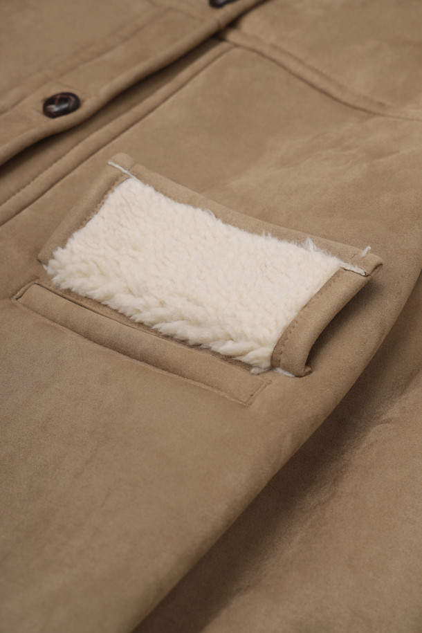 럭키슈에뜨 Chouetties (쇼티스) Fake Mustang (베이지)는 여성스러운 캐주얼 스타일을 연출하는 무스탕입니다. 스웨이드와 덤블 소재의 조화로 포근하고 부드러운 촉감을 선사하며, 두꺼운 두께감으로 따뜻하게 착용할 수 있습니다. 넉넉한 루즈핏과 스탠다드핏 디자인으로 편안한 착용감을 제공하며, 하프 기장으로 다양한 하의와 매치하기 좋습니다. 아웃포켓 디테일과 로고 엠보 포인트가 디자인의 포인트를 더하며, 가을과 겨울 시즌 데일리룩에 활용하기 좋습니다. 베이지 컬러는 미니멀하고 클래식한 분위기를 연출합니다.
