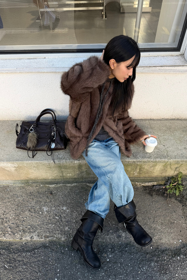 럭키슈에뜨의 슈에티스 페이크 퍼 재킷(브라운)은 출근룩, 오피스룩, 비즈니스 캐주얼에 어울리는 아이템입니다. 클래식, 미니멀, 시크한 스타일을 연출하기에 적합하며, 부드러운 페이크 퍼 소재가 고급스러운 분위기를 더합니다. 브라운 컬러는 따뜻하고 세련된 느낌을 주어 다양한 옷차림에 코디하기 좋습니다. 럭키슈에뜨만의 감각적인 디자인으로, 겨울철 스타일링에 포인트를 더해보세요. 페이크 퍼 재킷으로 시크하고 따뜻한 겨울을 완성하세요.
