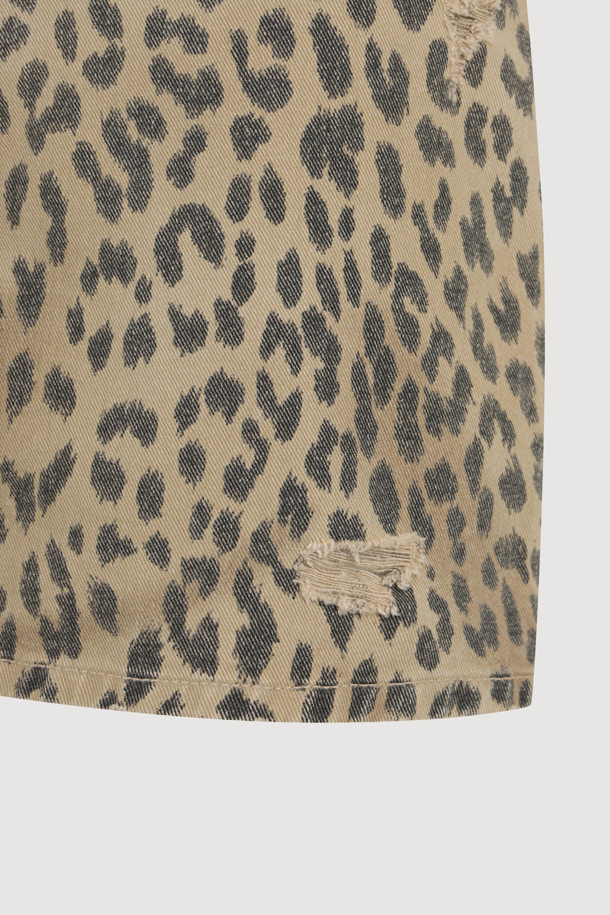 Chouetties by LUCKY CHOUETTE(슈에티 바이 럭키슈에뜨) 레오파드 미니 데님 스커트 (베이지)는 캐주얼과 빈티지 무드를 동시에 연출할 수 있는 여성용 미니스커트입니다. 사계절 활용 가능한 데님 소재의 H라인 핏으로, 로우라이즈 디자인이 특징입니다. 베이지 컬러 바탕에 레오파드 패턴이 돋보이며, 스톤 워싱과 데미지 디테일, 로고 캔톤, 리벳 장식, 레터링 자수 등의 디테일이 더해져 유니크한 매력을 선사합니다. 데이트룩과 쇼핑룩에 어울리는 캐주얼, 클래식, 미니멀 스타일의 아이템입니다.
