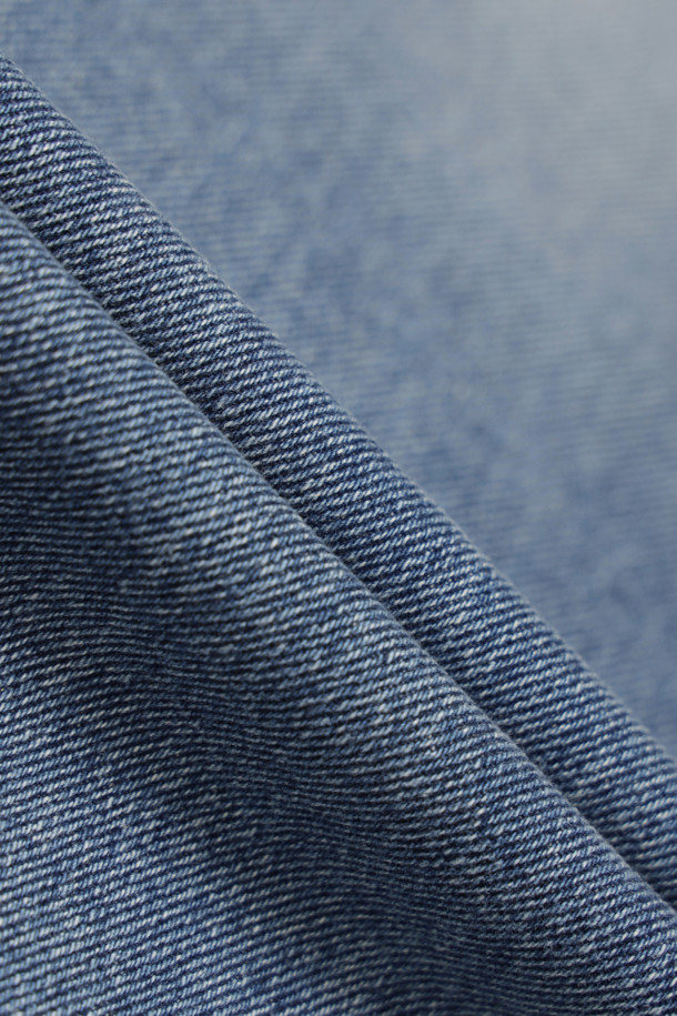 럭키슈에뜨(LUCKY CHOUETTE)의 워싱 와이드 데님 팬츠 (블루)는 캐주얼하고 빈티지한 스타일을 연출하기에 좋은 아이템입니다. 봄, 가을에 어울리는 맥시 기장의 데님 팬츠로, 럭키슈에뜨 로고 캔톤과 리벳 디테일이 돋보입니다. 뒷면에는 슈에띠즈 레터링 자수가 새겨져 있으며, 빈티지 워싱과 사이드 도밍고 워싱으로 포인트를 더했습니다. 와이드 핏으로 편안한 착용감을 제공하며, 동네 마실룩이나 쇼핑룩에 매치하기 좋습니다. 데님 소재 특유의 자연스러운 멋을 살린 이 바지는 레트로 무드를 즐기는 분들께 추천합니다.
