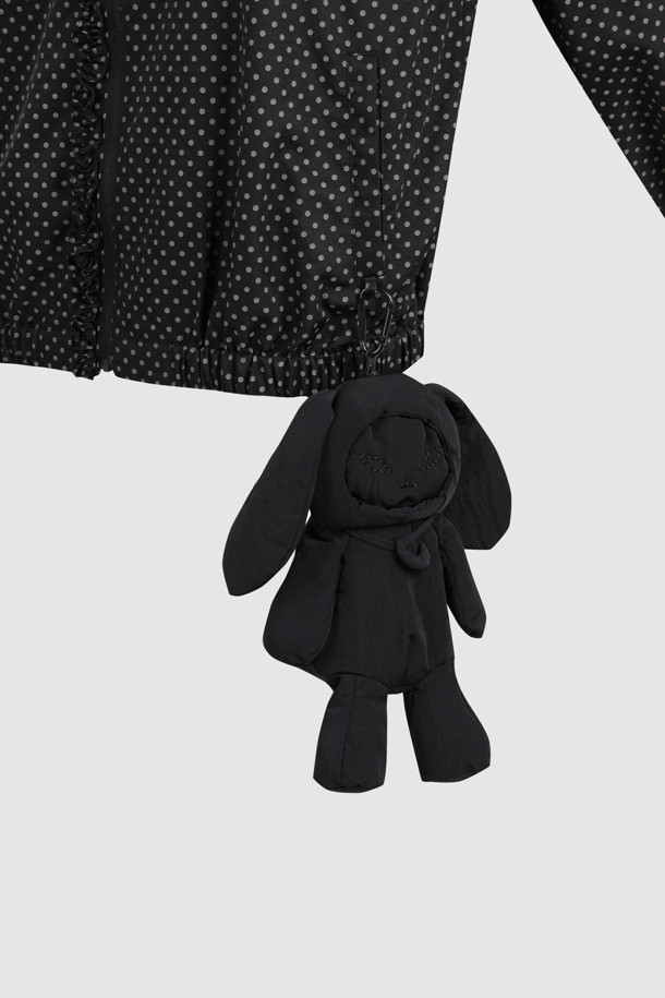 LUCKY CHOUETTE (럭키슈에뜨)의 도트 패턴 프릴 포인트 점퍼는 블랙 컬러의 여성용 아우터입니다. 가볍고 부드러운 나일론 소재로 제작되어 봄, 가을 간절기에 착용하기 좋습니다. 지퍼형 여밈 방식과 루즈핏 디자인으로 편안한 착용감을 선사하며, 프릴 디테일과 레터링 프린트가 돋보입니다. 소매와 밑단 밴딩 처리로 활동성을 높였으며, 슈롱이 파우치 세트가 포함되어 실용적입니다. 캐주얼, 미니멀, 걸리시 스타일을 즐기는 분들께 동네 마실룩, 쇼핑룩, 봄 소풍룩으로 추천합니다.
