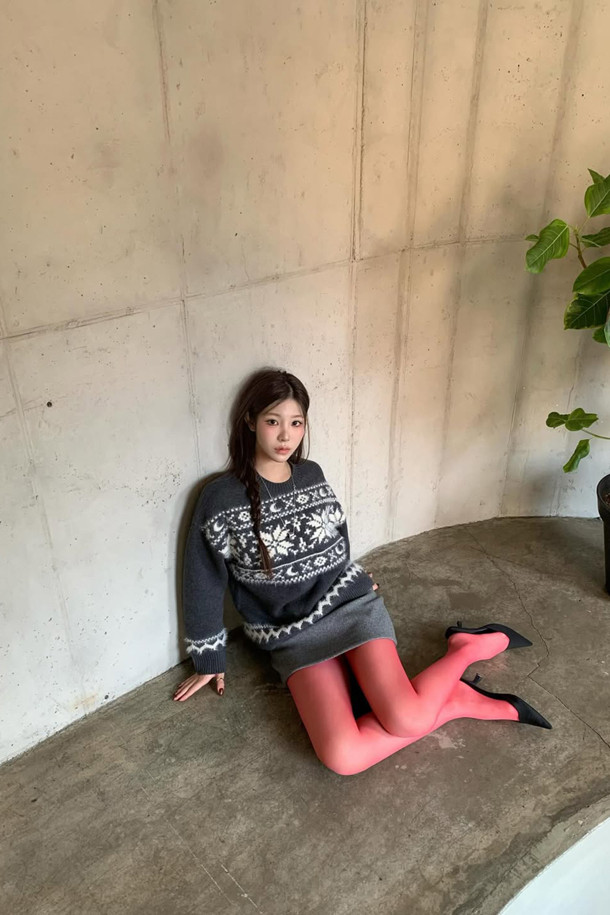 럭키슈에뜨(LUCKY CHOUETTE)의 Chouetties Nordic Pattern 니트 풀오버는 다크 그레이 컬러의 여성 니트/스웨터입니다. 울과 울 혼방 소재로 제작되어 부드럽고 고급스러운 촉감을 선사하며, 가을과 겨울에 따뜻하게 착용할 수 있습니다. 캐주얼, 북유럽풍, 러블리 스타일을 연출하기 좋으며, 루즈핏과 라운드넥 디자인으로 편안한 착용감을 제공합니다. 노르딕 패턴과 초승달 모티브가 돋보이며, 두꺼운 두께감과 긴 소매 기장으로 포근함을 더했습니다.
