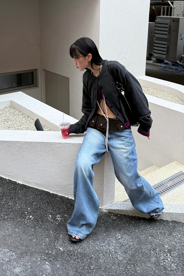 Chouetties by LUCKY CHOUETTE(슈에티 바이 럭키슈에뜨)_언밸런스 니트 가디건(다크 그레이)은 캐주얼한 스타일의 여성 니트 가디건입니다. 가을, 겨울에 착용하기 좋으며, 라운드넥에 루즈핏으로 편안하게 연출할 수 있습니다. 다크 그레이 컬러의 중간 두께 니트 소재로 제작되었으며, 언밸런스한 기장과 자수 레터링 포인트가 특징입니다. 세 가지 모양의 단추 디테일로 포인트를 더했으며, 데일리룩, 카페룩, 쇼핑룩 등 다양하게 활용 가능합니다. 아크릴과 코튼 혼방 소재로 제작되어 부드러운 촉감을 선사합니다.
