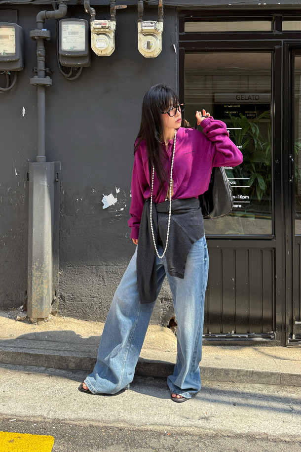 [Re-Order] 럭키슈에뜨_언밸런스 니트 가디건 (퍼플)은 부드러운 아크릴과 코튼 혼방 소재로 제작되어 봄, 가을에 착용하기 좋은 여성 니트 가디건입니다. 라운드넥에 긴 소매, 루즈핏으로 편안한 착용감을 선사하며, 언밸런스 기장과 레터링 자수 포인트가 캐주얼한 무드를 더합니다. 세 가지 모양의 믹스된 단추가 디자인의 묘미를 살리고, 데이트룩, 카페룩, 봄 소풍룩 등 다양한 TPO에 활용 가능합니다. 미니멀, 로맨틱 스타일을 선호하는 분들께 추천하며, 캐주얼한 스타일링에 포인트를 더해줍니다.
