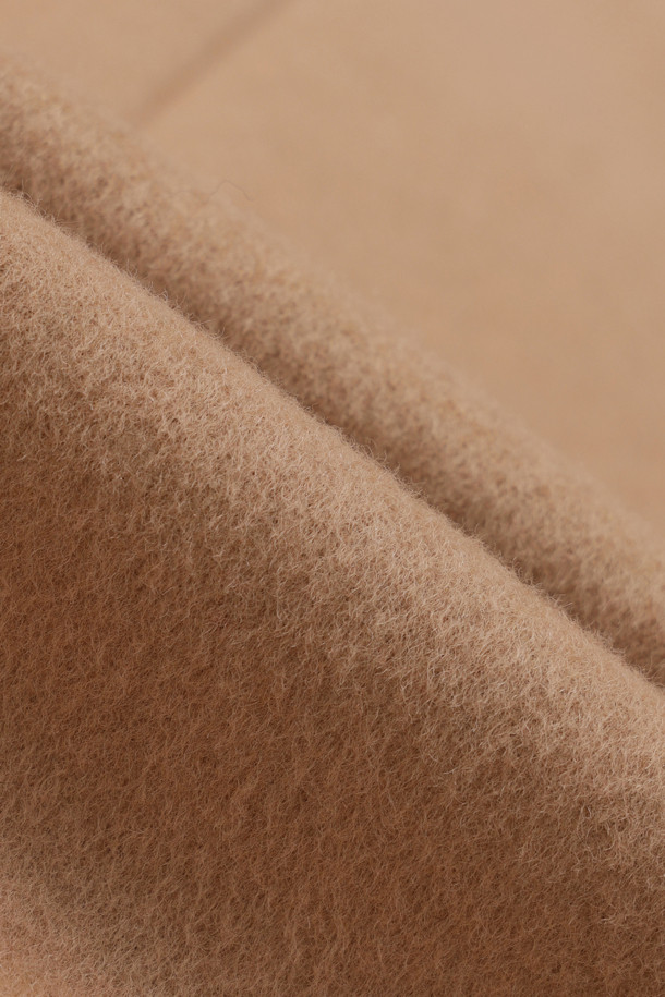 **라운드 넥 프릴 디테일 더블 코트 (베이지)**는 가을과 겨울, 여성의 우아함을 돋보이게 할 코트입니다. 부드러운 캐시미어와 울 소재, 두꺼운 두께감으로 포근하고 고급스러운 착용감을 선사합니다. 페미닌하고 클래식한 무드를 연출하며, 루즈핏 디자인과 하프 기장으로 편안함을 더했습니다. 더블 버튼 여밈 방식과 프릴, 리본 디테일, 로고 단추, 로고 패턴 안감으로 섬세한 디자인을 강조했습니다. 오피스룩, 출근룩, 모임룩 등 다양한 TPO에 클래식, 미니멀, 로맨틱 스타일로 매치하여 세련된 분위기를 연출해보세요.
