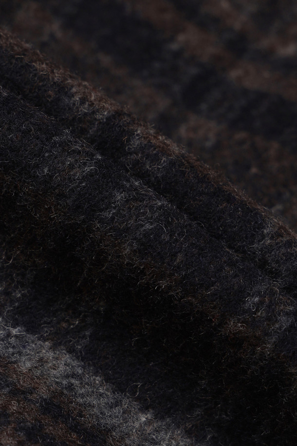 다크 네이비 컬러의 라운드 넥 프릴 디테일 더블 코트입니다. 캐시미어와 울 혼방 소재로 제작되어 부드러운 촉감과 뛰어난 보온성을 제공하며, 가을/겨울 시즌에 착용하기 좋습니다. 페미닌한 무드의 루즈핏으로, 톤온톤 체크 패턴과 로고 단추, 리본 디테일이 돋보입니다. 안감은 로고 패턴으로 마감되었으며, 더블 버튼 여밈과 긴 소매 기장으로 클래식하고 여성스러운 스타일을 연출합니다. 오피스룩, 모임룩, 데이트룩 등 다양한 TPO에 활용할 수 있습니다.
