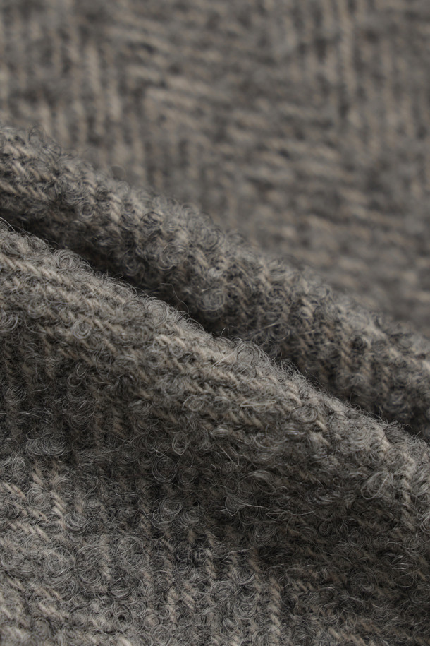 세련된 무드의 Suede Pocket 재킷형 코트(grey)입니다. 알파카, 캐시미어, 스웨이드 혼방 소재로 제작되어 가볍고 따뜻하며, 가을, 겨울 시즌에 착용하기 좋습니다. 매니쉬, 캐주얼, 유니크한 스타일을 연출하며, 헤링본 패턴과 힙 기장의 오버핏으로 트렌디함을 더했습니다. 소뿔 단추, 스웨이드 포켓, 가죽 와펜 장식, 레터링 테이프, 턴업 소매, 럭키 로고 패턴 안감 디테일이 돋보입니다. 겨울 데일리룩, 모임룩, 출근룩 등 다양한 TPO에 캐주얼, 클래식, 미니멀한 무드로 활용할 수 있습니다.
