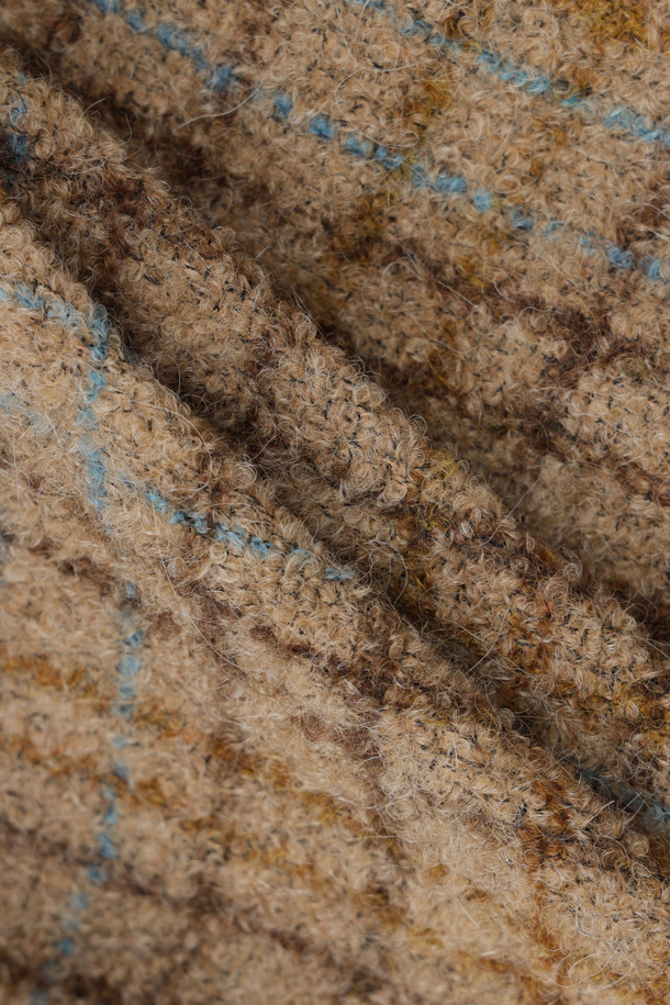 **Handlee 자수 체크 코트 (브라운)**는 가을과 겨울, 당신의 스타일을 책임질 여성용 코트입니다. 부드러운 알파카 혼방 소재와 두꺼운 두께감으로 따뜻하고 포근한 착용감을 선사하며, 무릎 기장의 코쿤핏으로 편안하면서도 세련된 실루엣을 연출합니다. 캐주얼, 클래식, 미니멀 스타일 모두 소화 가능한 활용도 높은 아이템으로, 출근룩이나 모임룩에 돋보이는 포인트를 더해줍니다. 브라운 컬러의 체크 패턴에 자수 장식과 LUCKY 로고 패턴 안감, 카라 디테일, 혼합 단추를 사용하여 디테일까지 놓치지 않았습니다.
