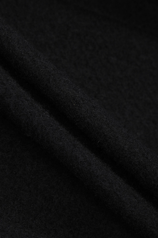 탈부착 가능한 체크 베스트 내피가 특징인 Detachable Inner 맥 코트(블랙)는 가을, 겨울 시즌 당신의 스타일을 완성해 줄 아우터입니다. 시크하고 캐주얼한 무드를 연출하며, 오버핏과 루즈핏으로 편안한 착용감을 선사합니다. 울 소재와 두꺼운 두께감으로 보온성을 높였으며, 넓은 카라와 빅 아웃포켓 디테일이 돋보입니다. 출근룩, 오피스룩, 모임룩 등 다양한 TPO에 활용 가능하며, 로고 와펜으로 포인트를 더했습니다.
