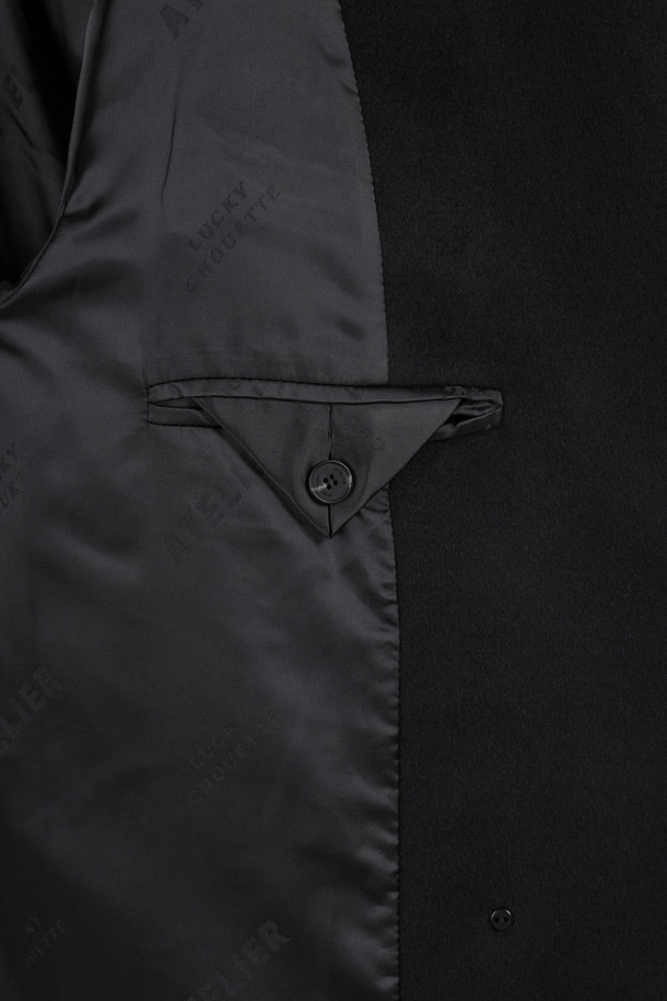 [Atelier] 갱 칼라 더블 롱 코트 (블랙)는 시크하고 미니멀한 스타일을 추구하는 여성들을 위한 아우터입니다. 가을과 겨울, 출근룩, 오피스룩, 겨울 데일리룩에 어울리는 이 코트는 부드러운 캐시미어와 울 소재로 제작되어 뛰어난 착용감을 선사합니다. 갱 칼라 디자인과 럭키슈에뜨 로고 소뿔 단추, 자수 디테일이 고급스러움을 더하며, ATELIER 컬렉션 로고 패턴 안감으로 소장 가치를 높였습니다. 박시핏의 롱 기장, 더블 버튼 여밈 방식의 더블 코트로, 시크하고 클래식한 스타일을 완성해보세요.
