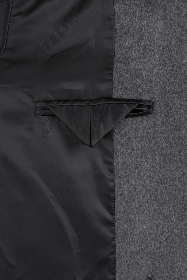 [Atelier] 갱 칼라 더블 롱 코트 (다크 그레이)는 시크하고 심플한 스타일을 추구하는 당신을 위한 겨울 아우터입니다. 캐시미어와 울 혼방 소재로 제작되어 부드러운 촉감과 우수한 보온성을 자랑하며, 롱 기장과 박시 핏으로 세련된 실루엣을 연출합니다. 더블 버튼 여밈 방식과 갱 칼라 디자인이 특징이며, 럭키슈에뜨 로고 소뿔 단추와 자수 디테일로 고급스러움을 더했습니다. [Atelier] 컬렉션 로고 패턴 안감으로 완성도를 높인 이 코트는 겨울 데일리룩, 오피스룩, 모임룩 등 다양한 TPO에 활용하기 좋습니다.
