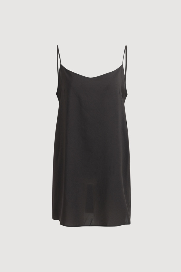 볼륨 슬리브 자카드 드레스 (블랙)는 페미닌하고 클래식한 무드를 자아내는 여성용 미니 원피스입니다. 봄, 여름, 가을 시즌에 어울리는 얇은 두께감과 부드러운 촉감의 자카드 소재로 제작되었습니다. A라인 핏에 라운드넥 디자인, 볼륨 슬리브 소매 기장이 특징이며, 속슬립이 포함되어 편안하게 착용할 수 있습니다. 데이트룩, 카페룩, 모임룩 등 다양한 TPO에 잘 어울리며, 클래식, 미니멀, 로맨틱 스타일을 즐기는 분들께 추천합니다. 뒷넥 단추 여밈과 레이어드 가능한 디자인으로 활용도를 높였습니다.
