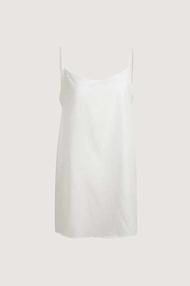 볼륨 슬리브 자카드 원피스 (아이보리)는 페미닌하고 클래식한 무드를 연출하는 여성 미니 원피스입니다. 봄, 여름 시즌에 어울리는 얇은 두께감과 부드러운 촉감의 자카드 소재로 제작되었으며, A라인 치마 핏과 미니 기장으로 사랑스러운 실루엣을 선사합니다. 볼륨감 있는 소매와 입체적인 자카드 패턴이 돋보이며, 라운드넥 디자인에 뒷넥 단추 여밈으로 간편하게 착용할 수 있습니다. 데이트룩, 카페룩, 모임룩 등 다양한 TPO에 맞춰 클래식, 미니멀, 로맨틱한 스타일을 연출해보세요. 속슬립이 포함되어 있어 비침 걱정 없이 편안하게 즐길 수 있습니다.
